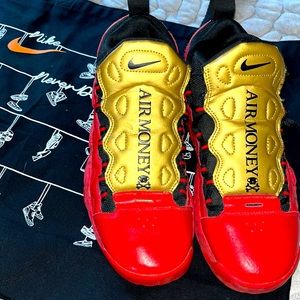 NIKE AIR MORE Money Univrs RED Metallic Gold SZ 6Y *Nike bonus tote included☠️💲